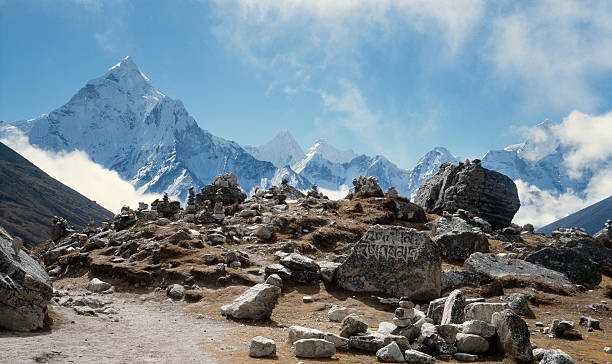 nepal, valle khumbu. - screes foto e immagini stock