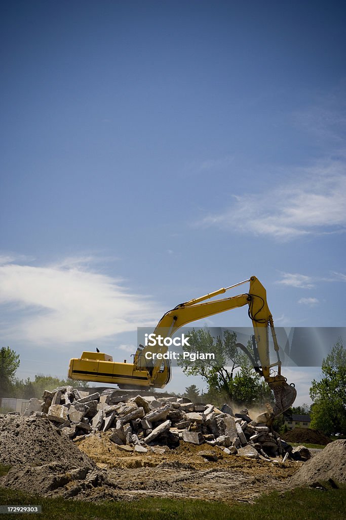 Amplio máquina en un sitio de construcción. - Foto de stock de Amarillo - Color libre de derechos