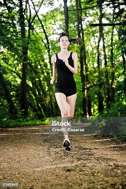 Jogging Nel Bosco - Fotografie stock e altre immagini di 20-24 anni - 20-24 anni, Abbigliamento casual, Abbigliamento sportivo