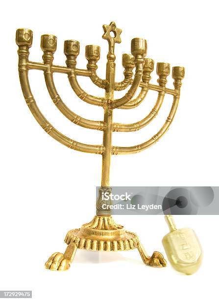 Hanukkiah Y Dreidl Sevivon Foto de stock y más banco de imágenes de Candelabro - Candelabro, Celebración - Acontecimiento, Color - Tipo de imagen