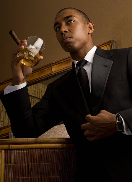 elegante giovane uomo - cigar whisky men smoking foto e immagini stock