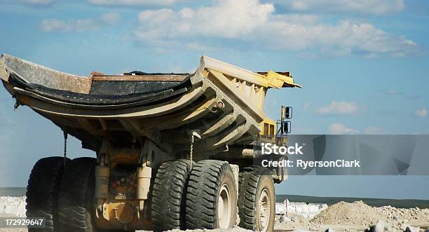 Gigantische Muldenkipper Stockfoto und mehr Bilder von Ausrüstung und Geräte - Ausrüstung und Geräte, Baugewerbe, Baustelle