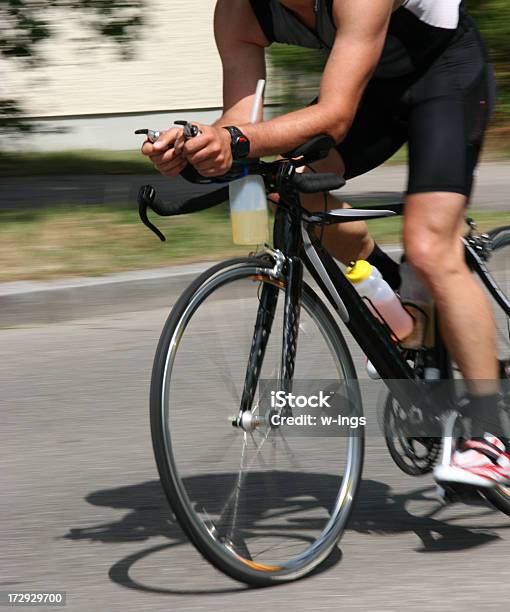 Быстро Велосипедистом — стоковые фотографии и другие картинки Активный образ жизни - Активный образ жизни, Бутылка воды, Веломайка