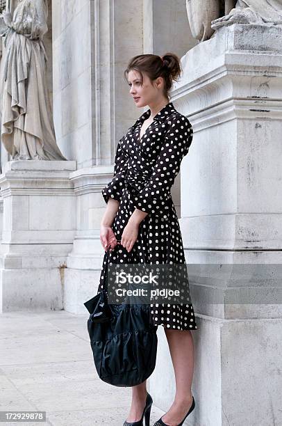 Mulher Jovem Em Paris A Olhar Para O Futuro - Fotografias de stock e mais imagens de Elegância - Elegância, Paris - França, Admirar a Vista