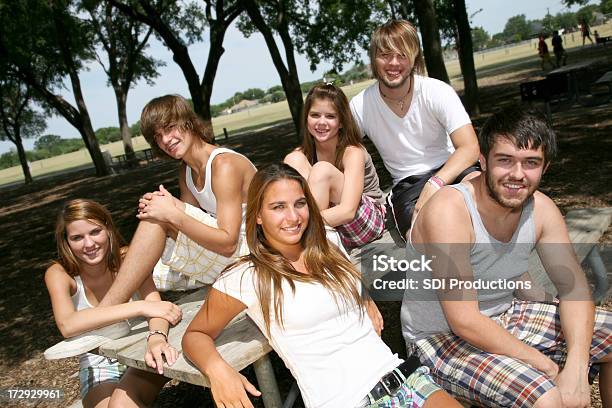 Nastolatki W Park - zdjęcia stockowe i więcej obrazów Obóz letni - Obóz letni, Portret zbiorowy, Adolescencja