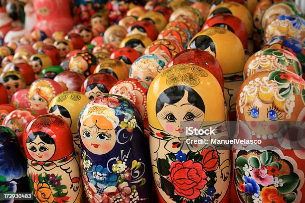 Bonecas Matryoshka - Fotografias de stock e mais imagens de Boneca Russa - Boneca Russa, Feira da Ladra - Mercado, São Petersburgo