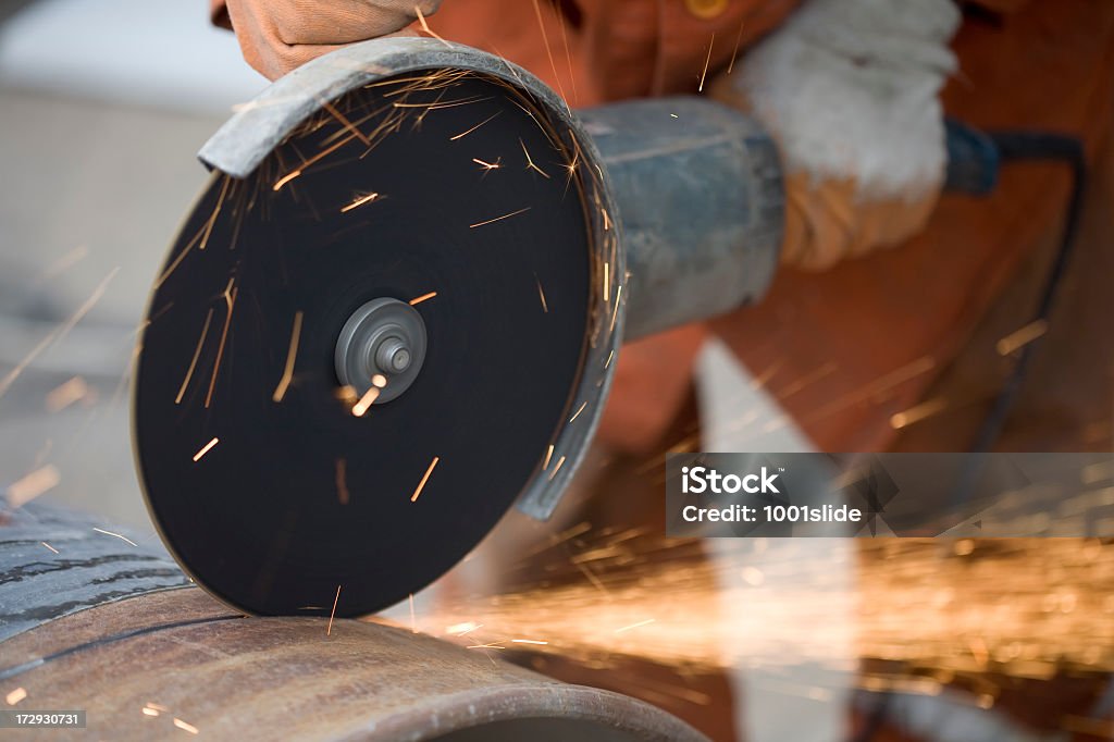 Cortando grande tubo com moedor de grãos: sparks - Foto de stock de Abrasivo royalty-free