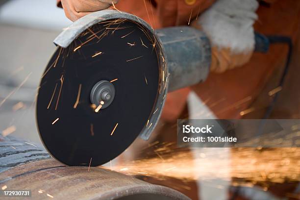 Foto de Cortando Grande Tubo Com Moedor De Grãos Sparks e mais fotos de stock de Abrasivo - Abrasivo, Aço, Braço humano