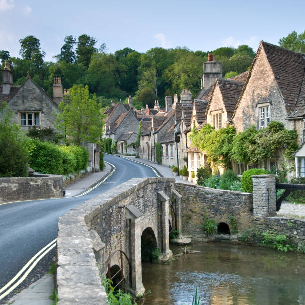 cotswold cenário de aldeia - castle combe - fotografias e filmes do acervo