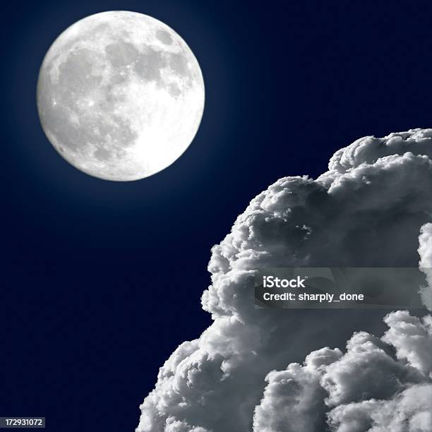 Полная Луна И Шторм Облака — стоковые фотографии и другие картинки Атмосфера - Понятия - Атмосфера - Понятия, Без людей, Белый