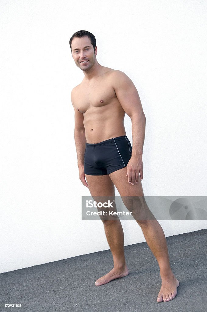 운동가형 남자 입고 수영 반바지 - 로열티 프리 30-39세 스톡 사진