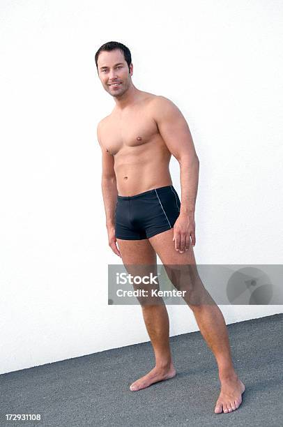 운동가형 남자 입고 수영 반바지 30-39세에 대한 스톡 사진 및 기타 이미지 - 30-39세, 갈색 머리, 감정