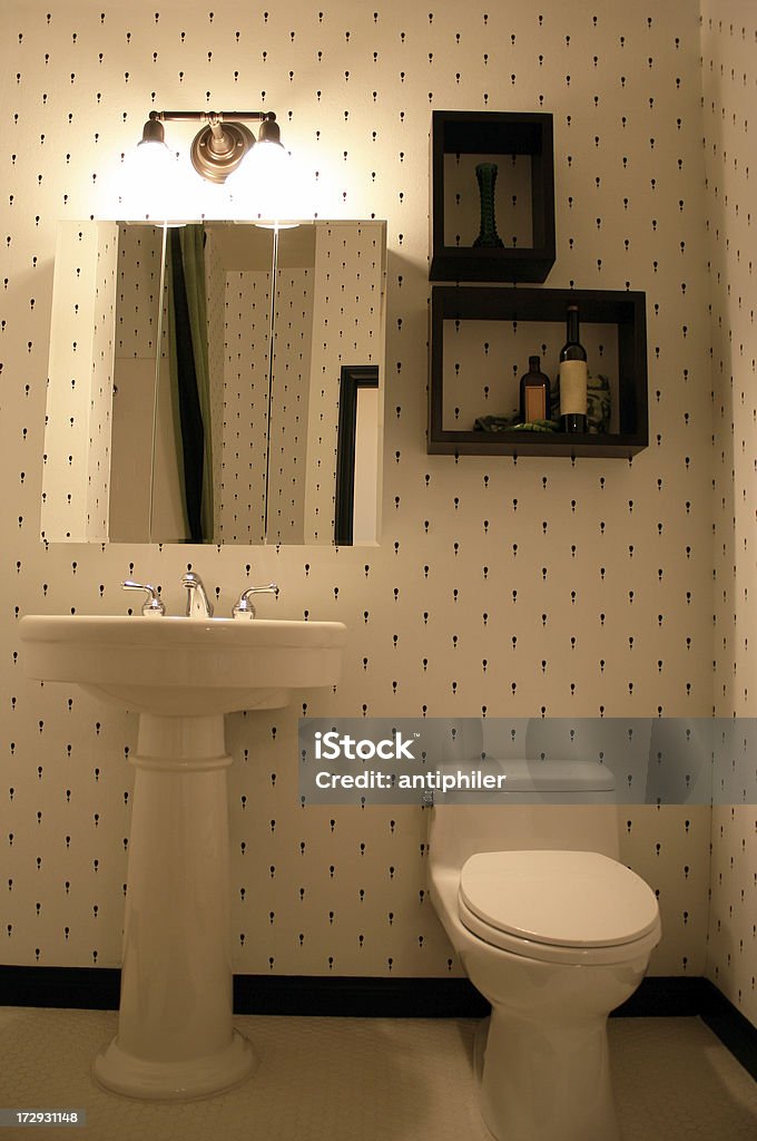 Badezimmer in Creme - Lizenzfrei Haushaltsbecken Stock-Foto