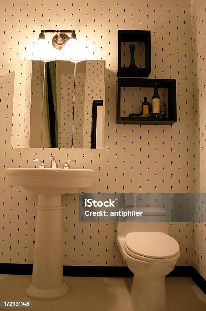 Badezimmer In Creme Stockfoto und mehr Bilder von Haushaltsbecken - Haushaltsbecken, Toilette, Schminkzimmer