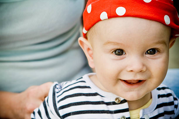 bebé pirata - baby pirate costume toddler fotografías e imágenes de stock