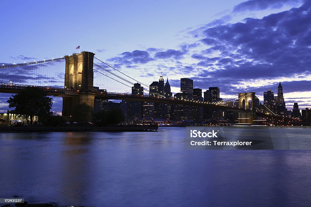 ブルックリン橋とニューヨークのスカイラインの夕暮れ - つながりのロイヤリティフリーストックフォト