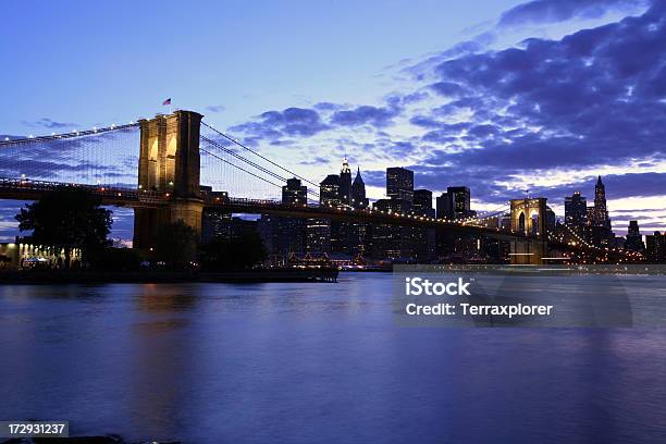 Foto de Brooklyn Bridge E O Horizonte De Nova York Ao Anoitecer e mais fotos de stock de América do Norte