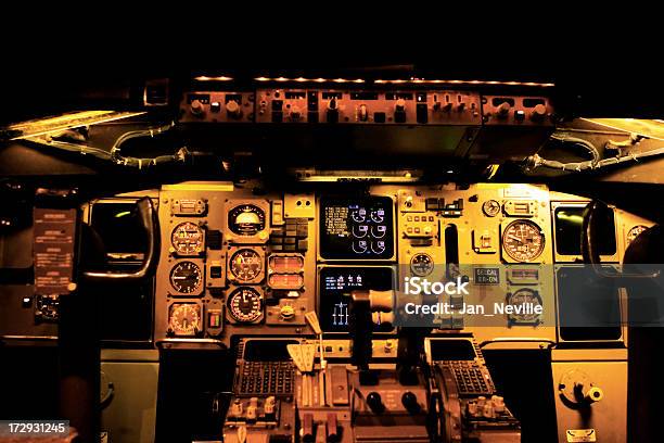 Photo libre de droit de Pilotes Cockpit De Nuit banque d'images et plus d'images libres de droit de Affaires - Affaires, Avion, Avion de tourisme