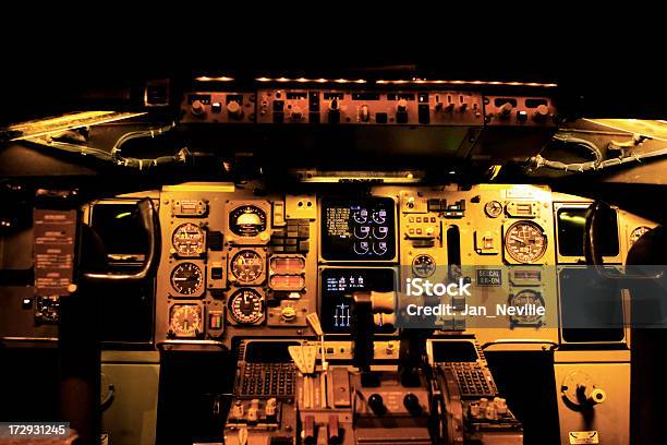 Pilotos Cockpit À Noite - Fotografias de stock e mais imagens de Avião - Avião, Avião Comercial, Bússola