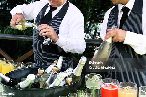 Foto de Servindo Coquetéis E Vinhos e mais fotos de stock de Casamento - Casamento, Fornecedor de Comida, Garrafa de Vinho - Garrafa