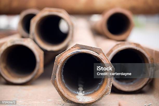 Photo libre de droit de Brun Rouille Tuyaux En Métal banque d'images et plus d'images libres de droit de Tuyauterie - Tuyauterie, Plomb - En métal, A l'abandon