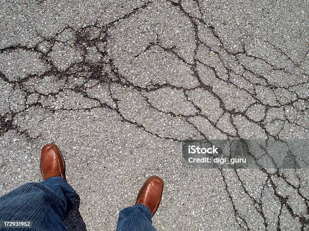 Photo libre de droit de Fissures Dans La Route banque d'images et plus d'images libres de droit de Craquelé - Craquelé, Trottoir, Concepts