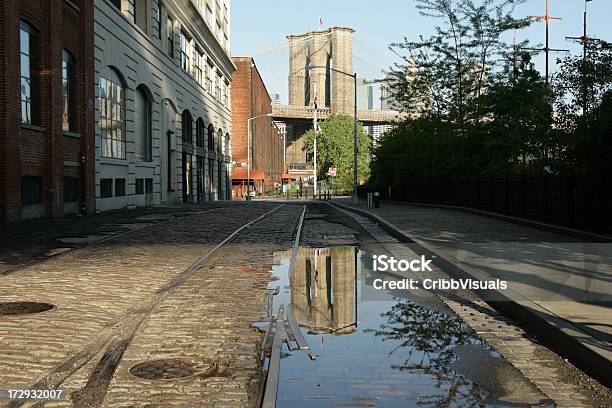 Deserta Ponte Di Brooklyn Dumbo Backstreet Mattina Con Pozzanghera Riflessi - Fotografie stock e altre immagini di Acciottolato