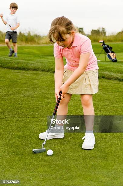 Bambina Mettere - Fotografie stock e altre immagini di Golf - Golf, Allenamento, Bambine femmine