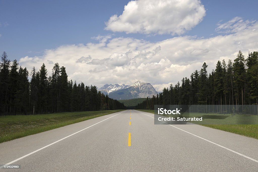 Diretamente Estrada através da floresta e Montanhas - Royalty-free Azul Foto de stock