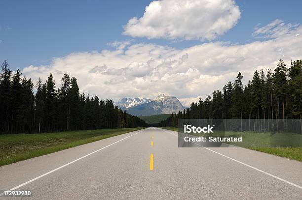 Diretamente Estrada Através Da Floresta E Montanhas - Fotografias de stock e mais imagens de Azul