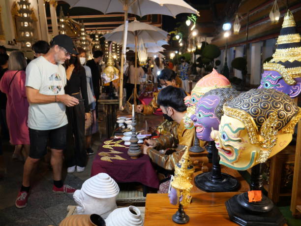 전통 제품을 판매하는 가판대에서 관광객 - selling merchandise craft thailand 뉴스 사진 이미지