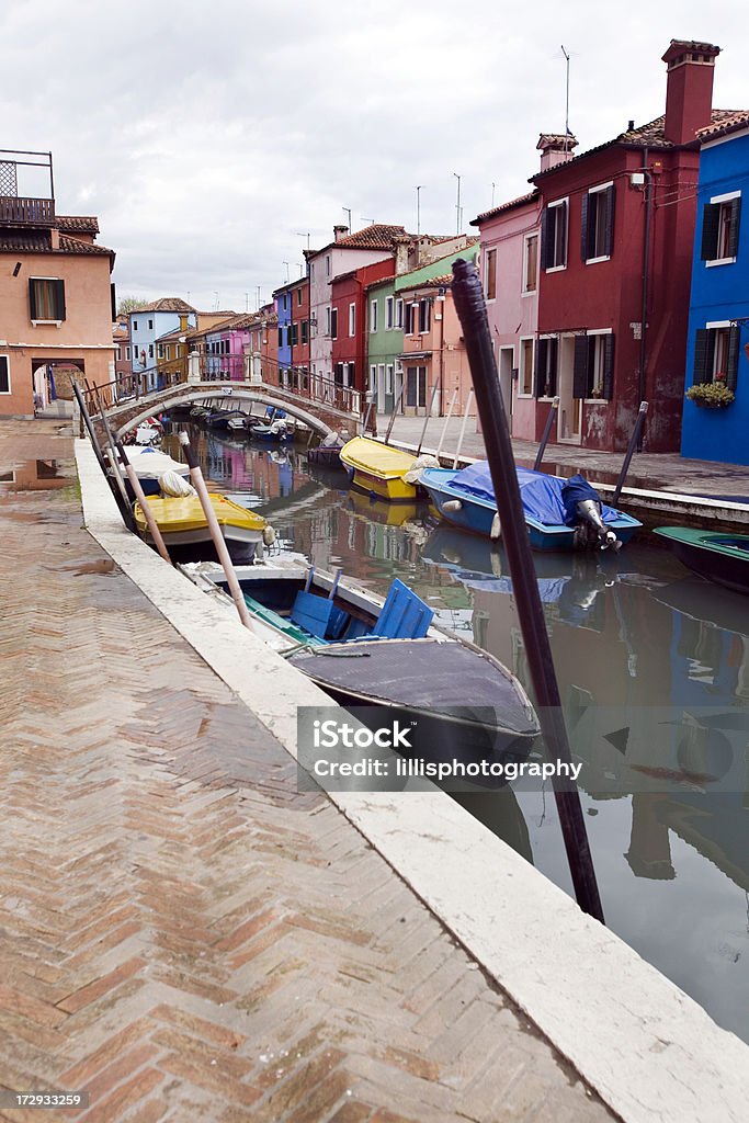 Colorido Canal en Venecia isla de isla de Burano - Foto de stock de Acera libre de derechos