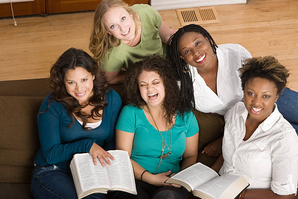 donna di piccolo gruppo - study bible group of people talking foto e immagini stock
