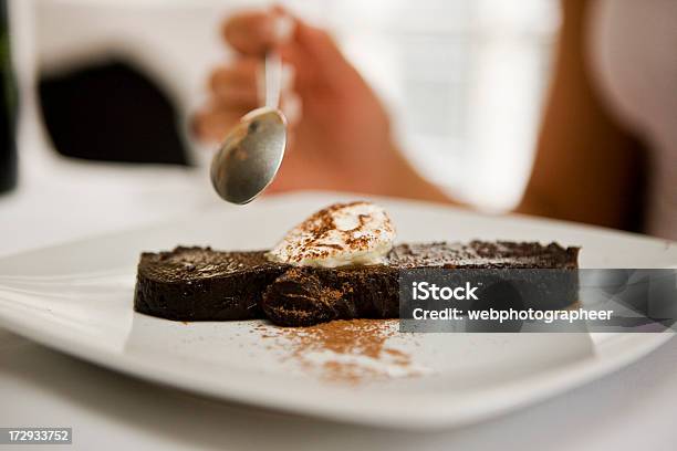 Bolo Alimentar - Fotografias de stock e mais imagens de Alimentação Não-saudável - Alimentação Não-saudável, Bolo - Sobremesa, Branco