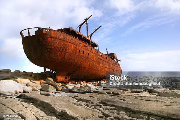 ボート難破船 - イニシーアのストックフォトや画像を多数ご用意 - イニシーア, アイルランド共和国, ゴミ