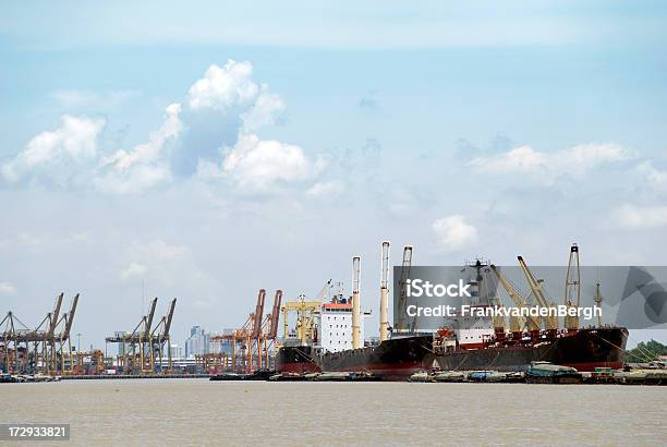 Foto de Harbor e mais fotos de stock de Atracado - Atracado, Cais, Carregar