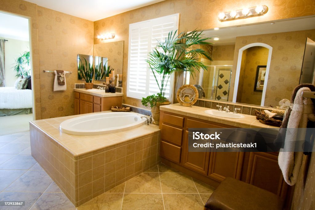 Красивая ванная комната класса люкс - Стоковые фото Большой роялти-фри