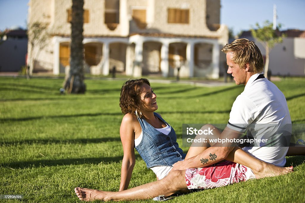 Glückliches Paar auf Gras - Lizenzfrei Eigenheim Stock-Foto