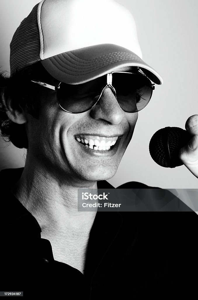 cool dude nel microfono - Foto stock royalty-free di Berretto da camionista