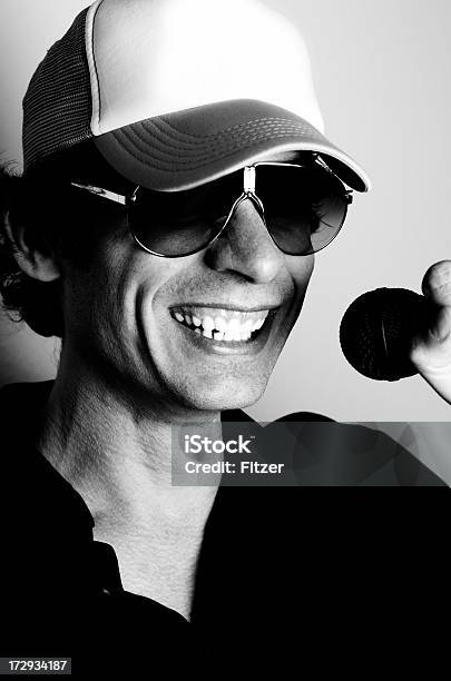 Cool Dude Nel Microfono - Fotografie stock e altre immagini di Berretto da camionista - Berretto da camionista, Sorridere, Abbigliamento casual
