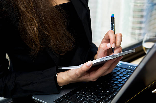 mujer de negocios - working at home calendar laptop women fotografías e imágenes de stock