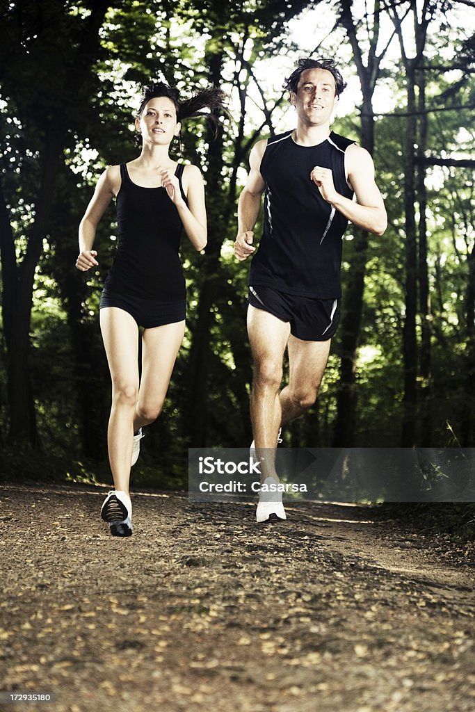 Jogging nel bosco - Foto stock royalty-free di 20-24 anni