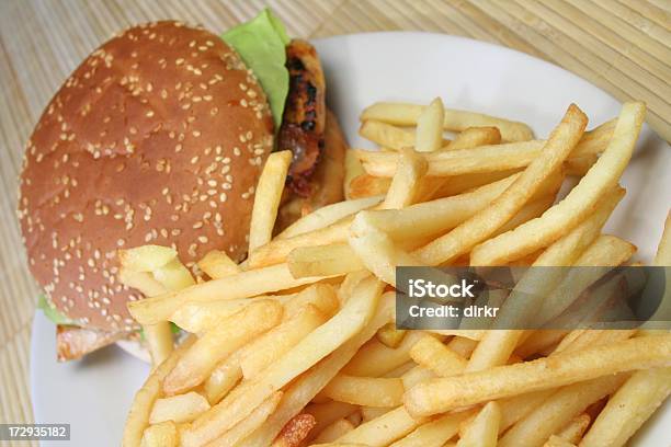 Hambúrguer De Galinha - Fotografias de stock e mais imagens de Alimentação Não-saudável - Alimentação Não-saudável, Almoço, Batata Frita - Lanche