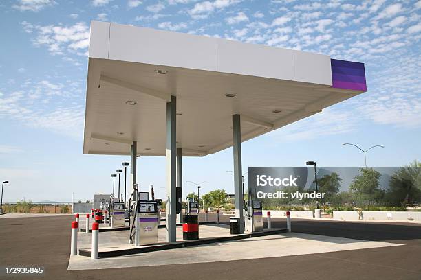 Estación De Gas Foto de stock y más banco de imágenes de Bomba de combustible - Bomba de combustible, Calle, Coche