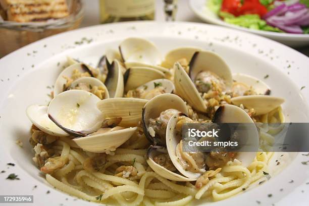 Venerídeos Com Linguine - Fotografias de stock e mais imagens de Alho - Alho, Amêijoa - Marisco, Comida e Bebida