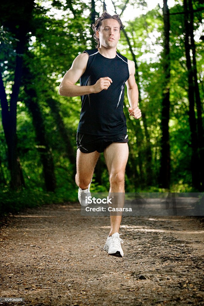 Jogging dans les bois - Photo de 20-24 ans libre de droits