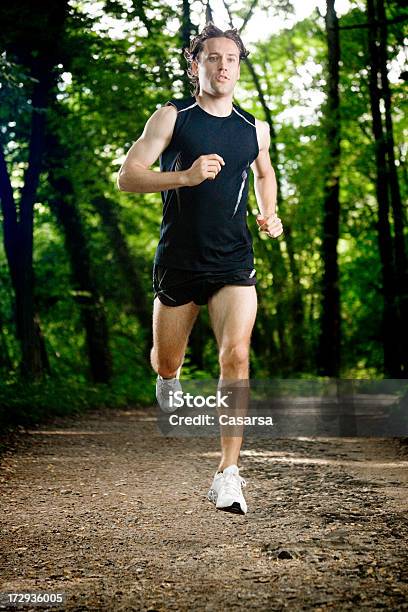 Jogging W Lesie - zdjęcia stockowe i więcej obrazów 20-24 lata - 20-24 lata, Aktywny tryb życia, Antycypacja