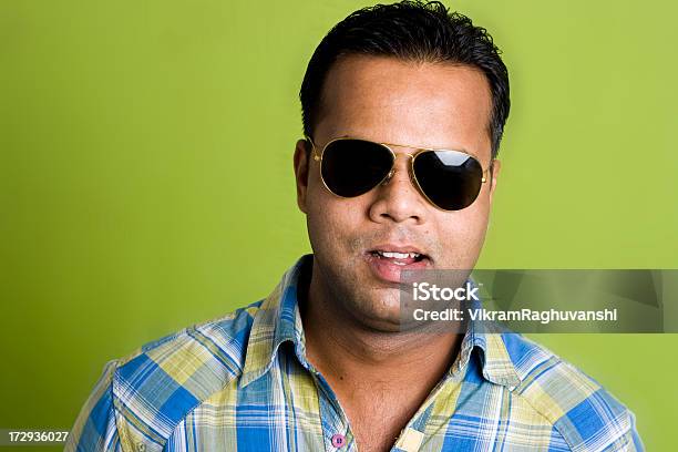 Hombre Indio Joven Atractivo Sobre Fondo Verde Foto de stock y más banco de imágenes de 20 a 29 años - 20 a 29 años, Adulto, Adulto joven