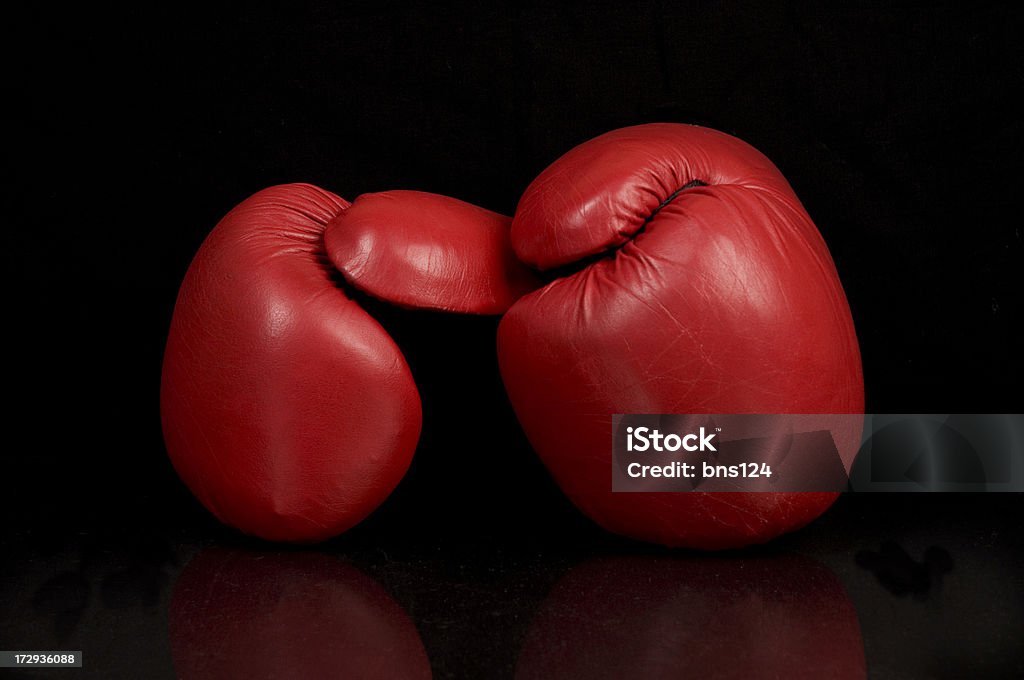 Guantes de boxeo rojo sobre fondo negro - Foto de stock de Artículos deportivos libre de derechos