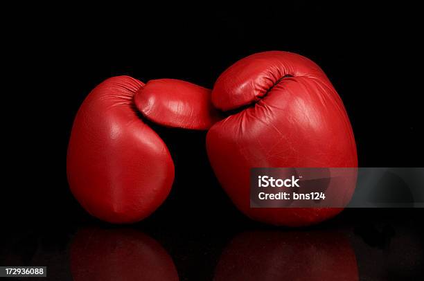 Guantes De Boxeo Rojo Sobre Fondo Negro Foto de stock y más banco de imágenes de Artículos deportivos - Artículos deportivos, Competición, Conceptos